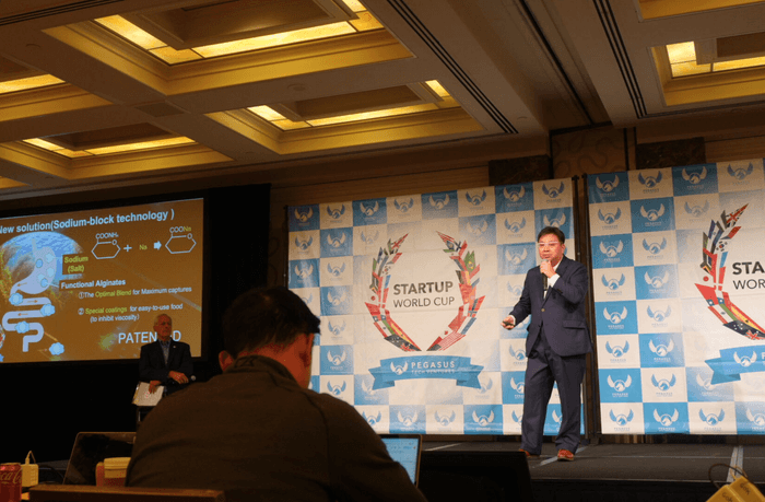 15日の準決勝にてプレゼンテーションを行うトイメディカル株式会社 代表取締役社長 竹下英徳