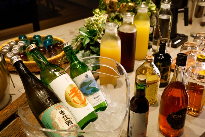 地酒から地元産ワインまで、各種取り揃えた夕食時のドリンク［一例］