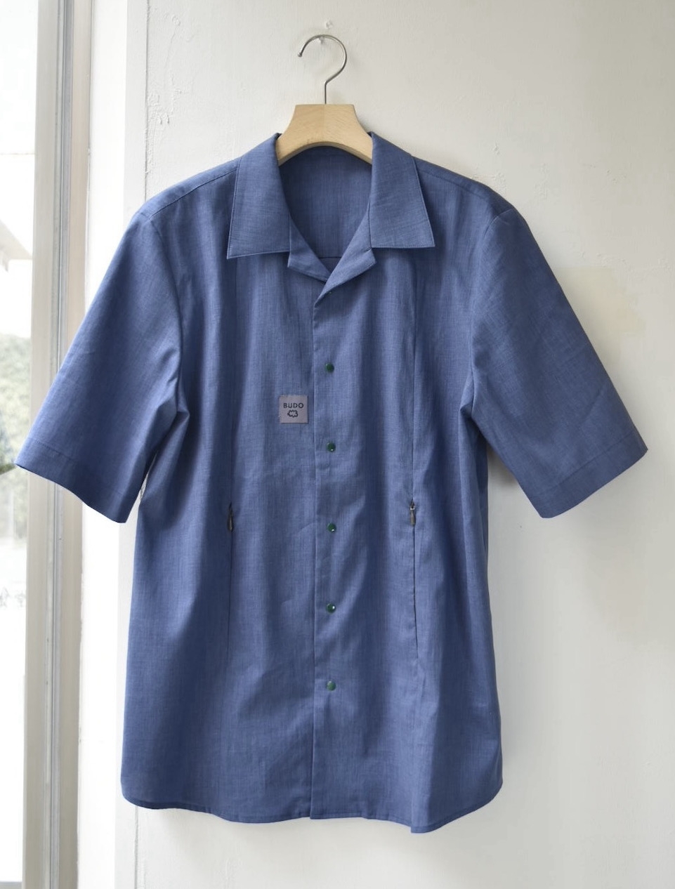 シワになりにくく接触冷感の機能性をふまえた<SNAP LINEN SHIRTS>blue