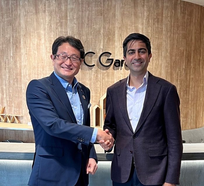 右:米Edgio社 Chief Technology Officer/General Manager of Applications Ajay Kapur様 左:日本情報通信株式会社 代表取締役社長執行役員 桜井 伝治