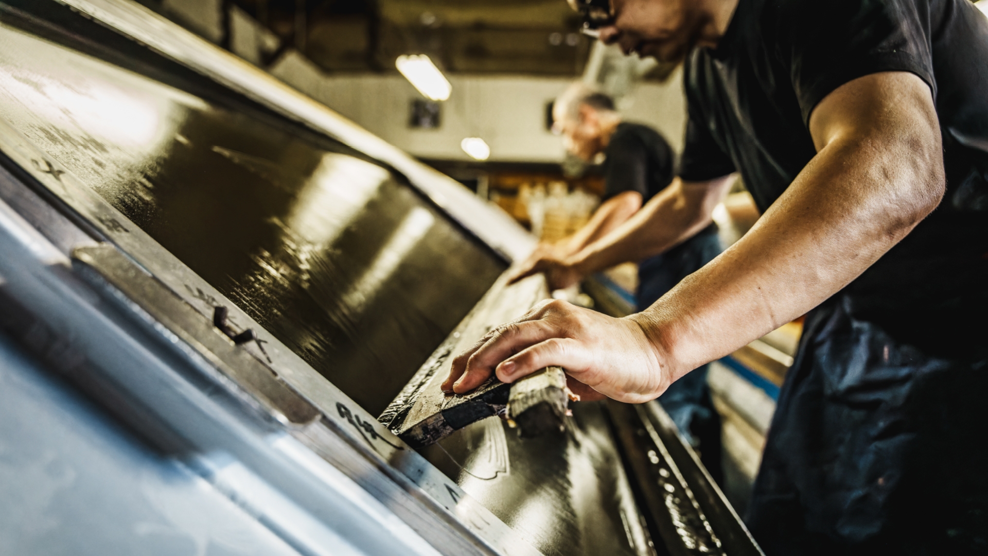 手作業で一色ずつ染める美しい発色と繊細な文様