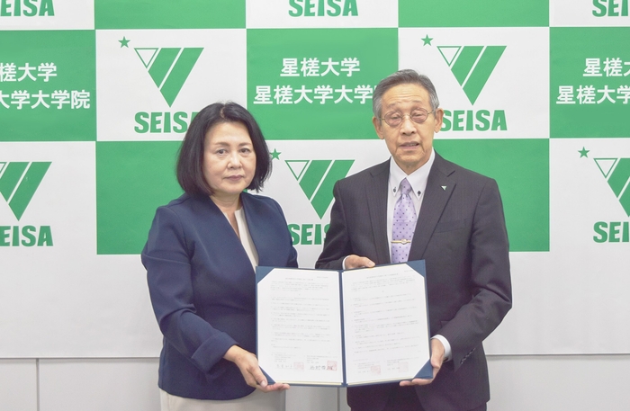 左:大阪信愛学院大学 岩澤和子学長 右:星槎大学 西村哲雄学長