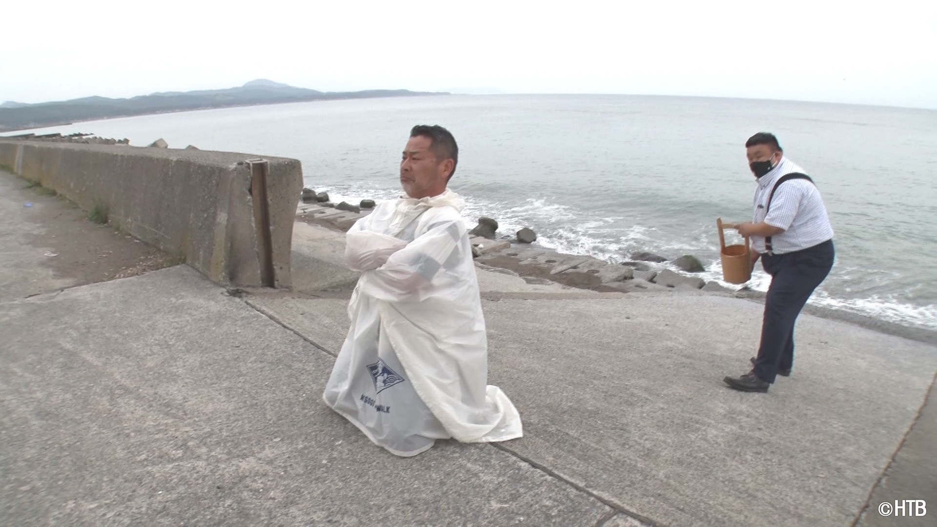 「藤やん&うれしーの北海道旅どうでしょう」藤村D(左)がみそぎ体験。冷たい海水を浴びる(C)HTB
