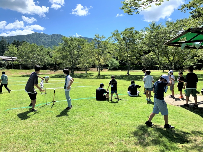 ペットボトルロケット(昨年のサマースクールの様子)