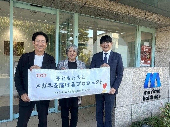 (左写真より)株式会社マリモホールディングス 代表取締役社長 深川 真様、NPO法人こどもステーション 代表理事 奥野 しのぶ様、 パリミキ西中国ジェネラルマネージャー 柳谷 任宣