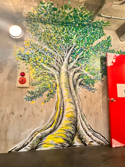 参道に繋がる入り口に製作中の御神木