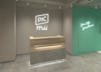 カメラマンは私。ナチュラルに盛れるプライベート写真館。 「PICmii(ピックミー)」 新宿 北村写真機店に2022年4月15日オープン