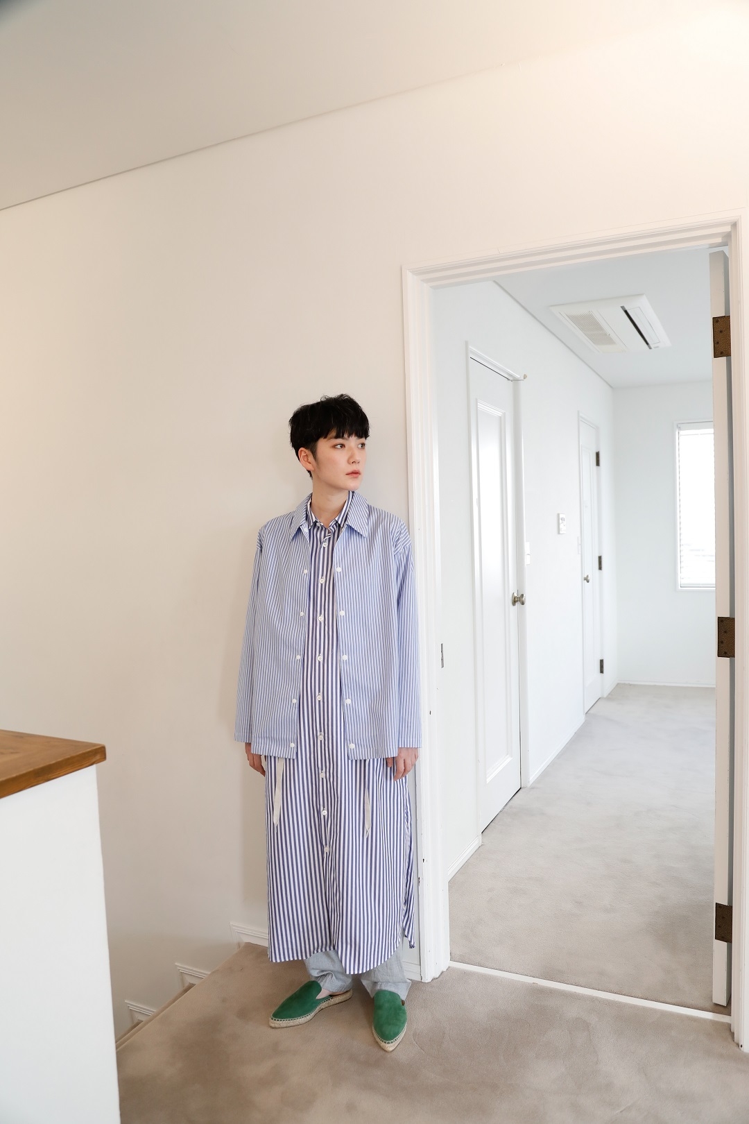 コーチシャツ¥25,300、シャツワンピース¥31,900、スリッパ¥17,600(全て税込)