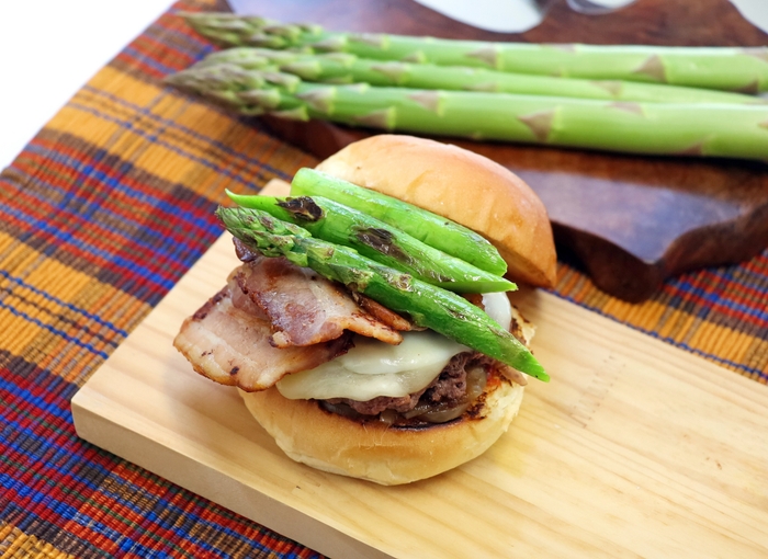富良野ぷちぷちバーガー「富良野産アスパラと道産モッツアレラチーズの富良野和牛ベーコンチーズハンバーガー」