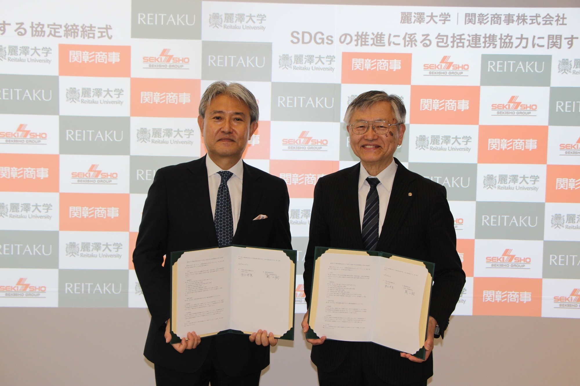 左:関代表取締役社長、右:徳永学長