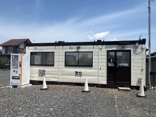 茨城の昆虫専門店「常北ファーム」が店舗前の自動販売機にて 昆虫食＆カブトムシ・クワガタをモチーフにしたお菓子を販売