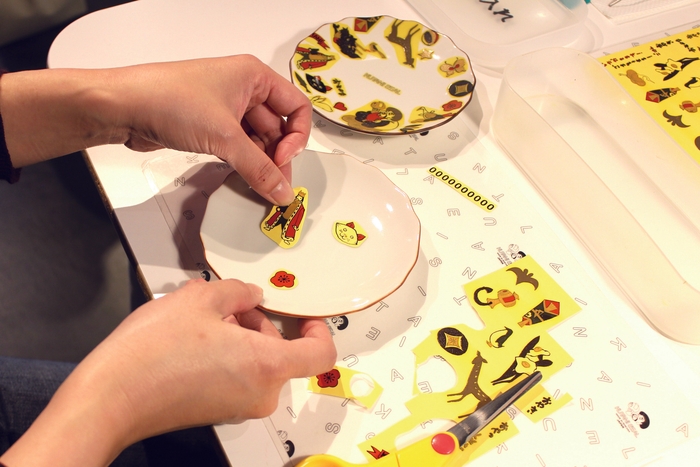 九谷焼シール体験でオリジナルの陶器作りを