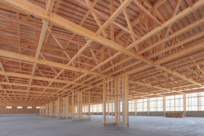 当社丹波篠山工場(木造での建設風景／2022年撮影)