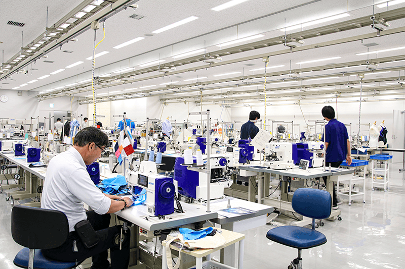 本社内の工業用ミシンのショールーム。約2000機あるJUKIの工業用ミシンのうち、新製品を中心に約60機種を展示