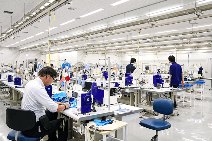 本社内の工業用ミシンのショールーム。約2000機あるJUKIの工業用ミシンのうち、新製品を中心に約60機種を展示