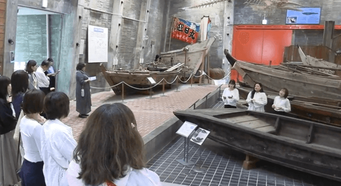 令和7年(2025年)10月に開催された「瀬戸内国際芸術祭2025」での「『エコー遺産』アカペラライブ!」の様子