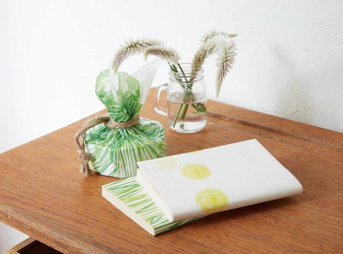 グラシンペーパーのラッピングやブックカバー(草原の絵柄)