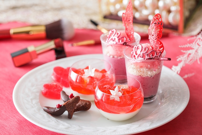 【スイーツスタンド】 (上段)ミックスベリーティアラパフェ/ストロベリービネガーのヨーグルトパンナコッタ/ハイヒールフィナンシェショコラ