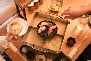 「食鶏しまや恵比寿」3月リニューアルオープン！　 特注の鉄板焼鳥鍋で焼肉＆とり鍋を同時味わう一石二鳥な鶏専門店