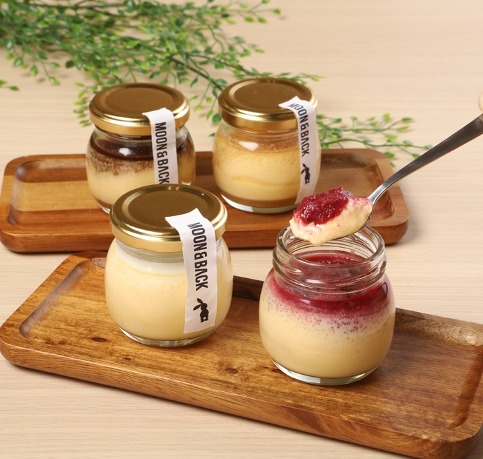 MOON and BACK カフェの人気プリン 右奥:キャラメルブラウンチーズ/左奥:コーヒー/右前:ラズベリー/左前:レモンクリーム
