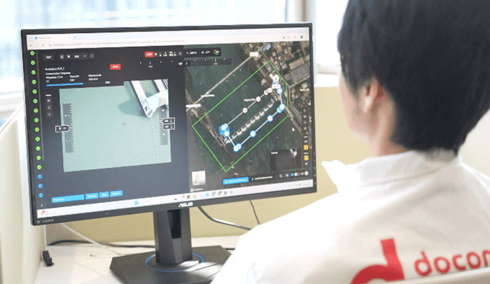 【東京の事務所から遠隔操縦する様子】