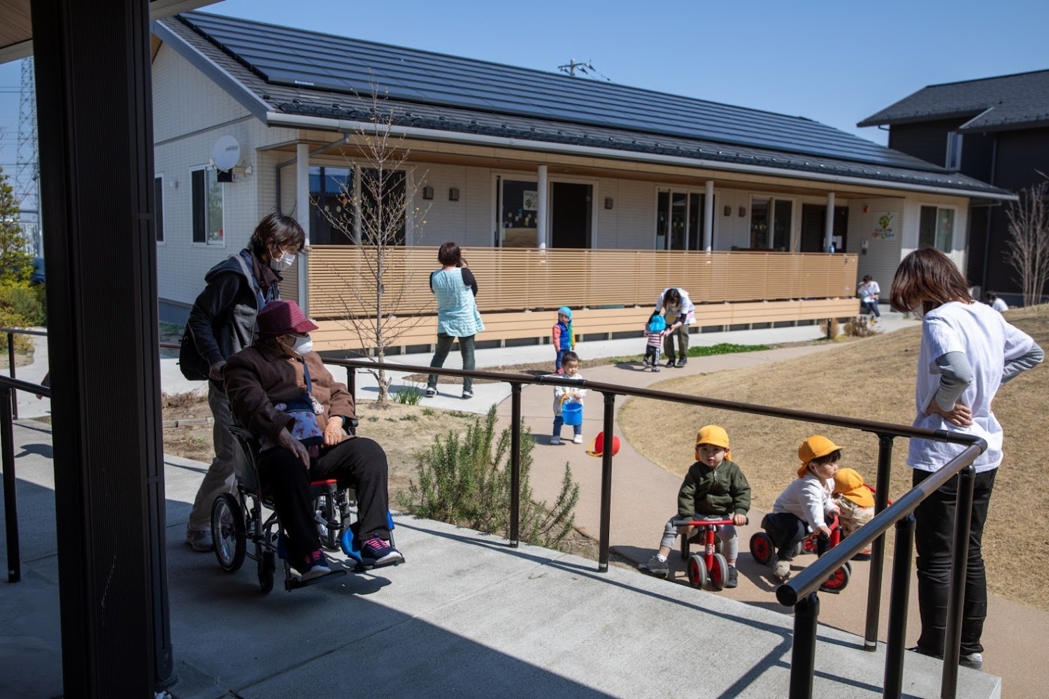 築山を囲んで障がい者、高齢者、子どもたちが交流