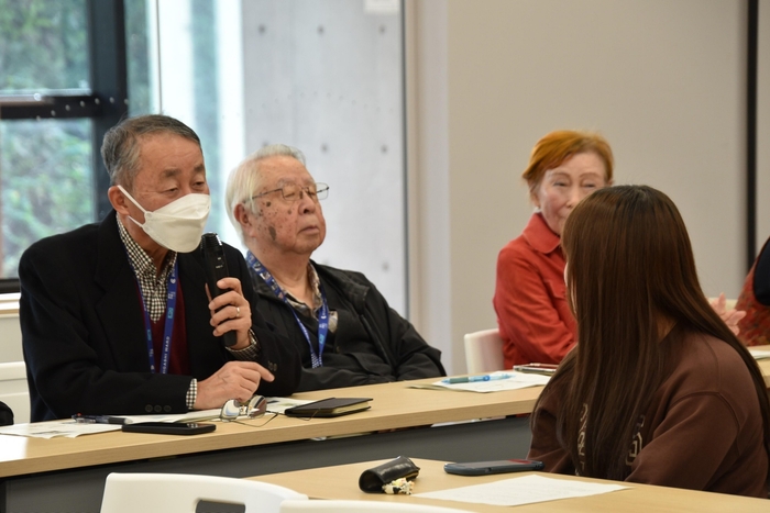 講評するガイドボランティアの皆さん