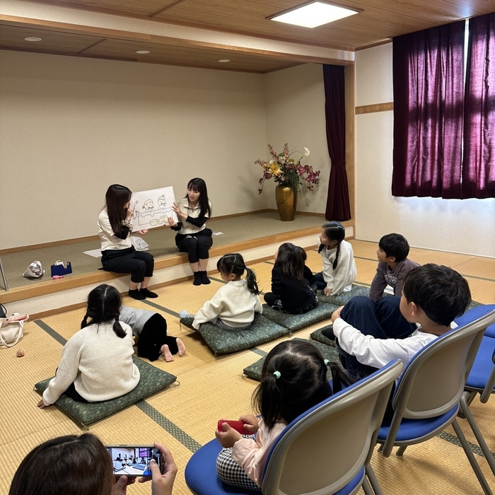 歯科衛生士による歯みがき紙芝居の様子(1)