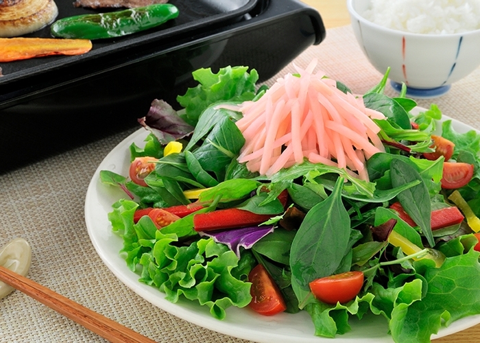 『岩下の新生姜 千切り』盛付例(サラダ)