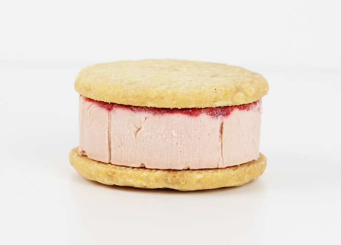 ホワイトチョコストロベリー　560円(税込)