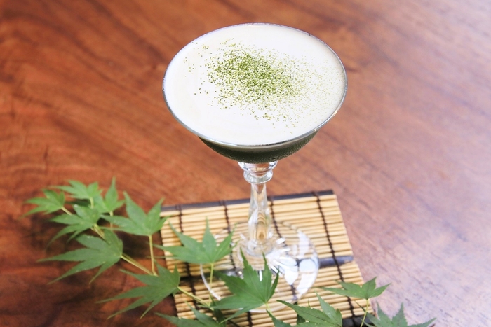 朝と夜で違う姿を見せるバーラウンジ