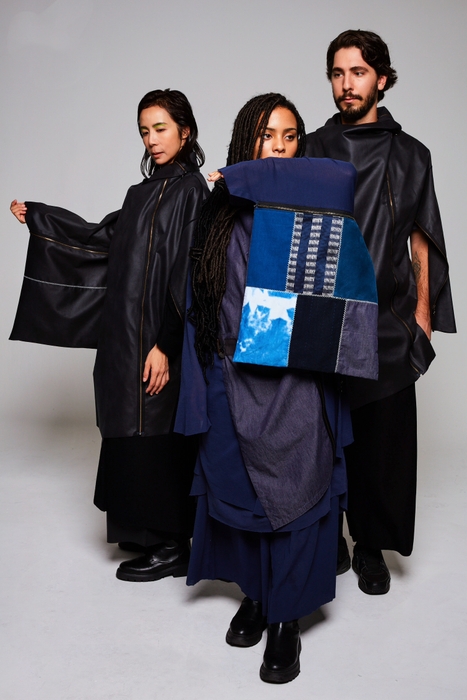 コートストール［登録意匠］＋キモノ袖になるクッションカバー［登録意匠］着用イメージ