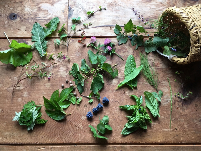お土産は、現地のお店などで購入した食べ物や飲み物、暮らしのグッズなど!
