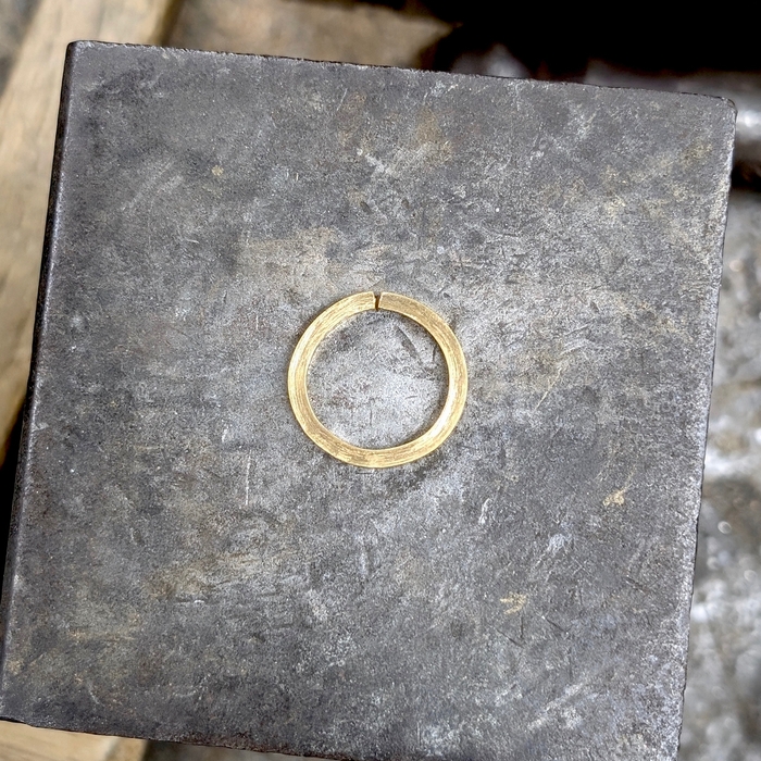 丸くなったらつなぎ目をくっつけ、真円を作っていきます