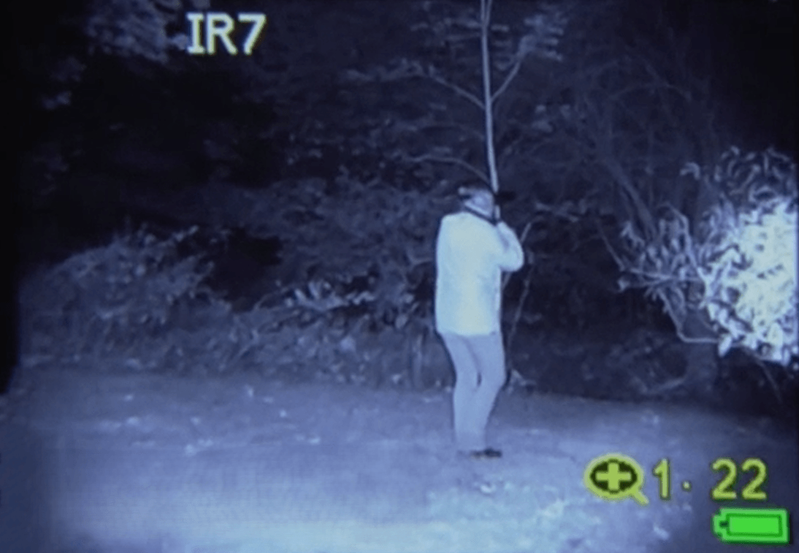 暗闇の中で人の姿を捉えている様子