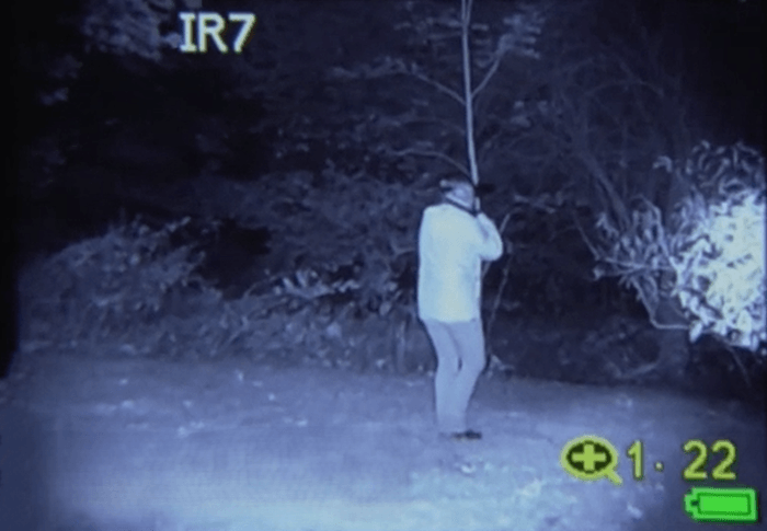 暗闇の中で人の姿を捉えている様子