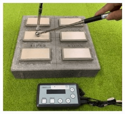 ハンマーによる試験体への打診