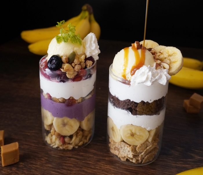 左/アサイーパフェ 右/塩キャラメルバナナパフェ ※イメージ写真