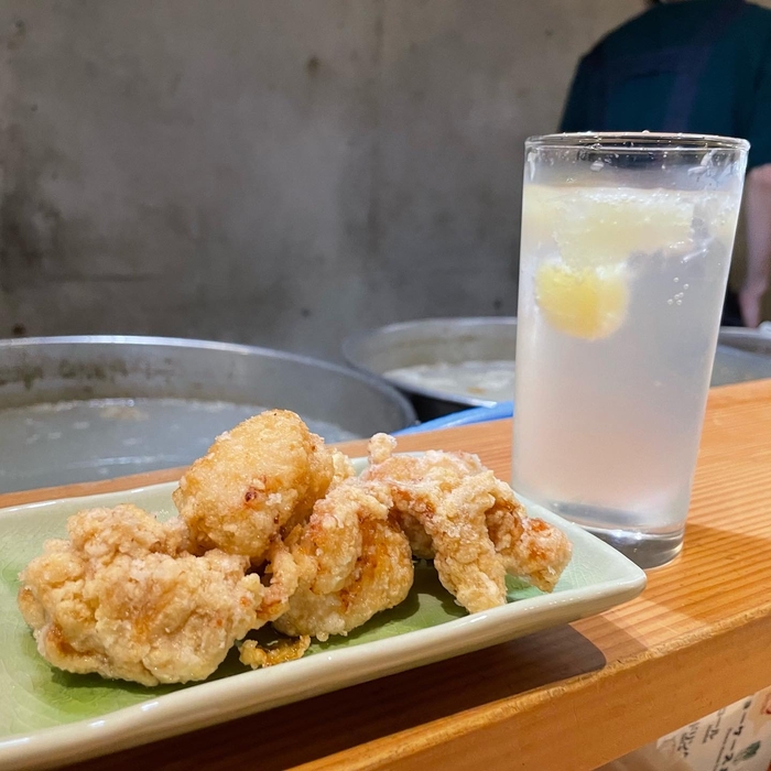 北海道育ちのシェフのザンギと店主こだわりのレモンサワー