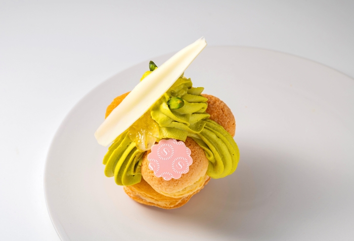 「シェラトングランドホテル広島 ロビーラウンジ &More by Sheraton」の「広島レモンとピスタチオのサントノレ」プティガトー 750円