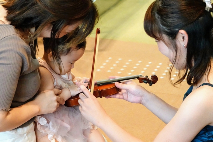 おもちゃの楽器あそび・ヴァイオリン体験もできます!