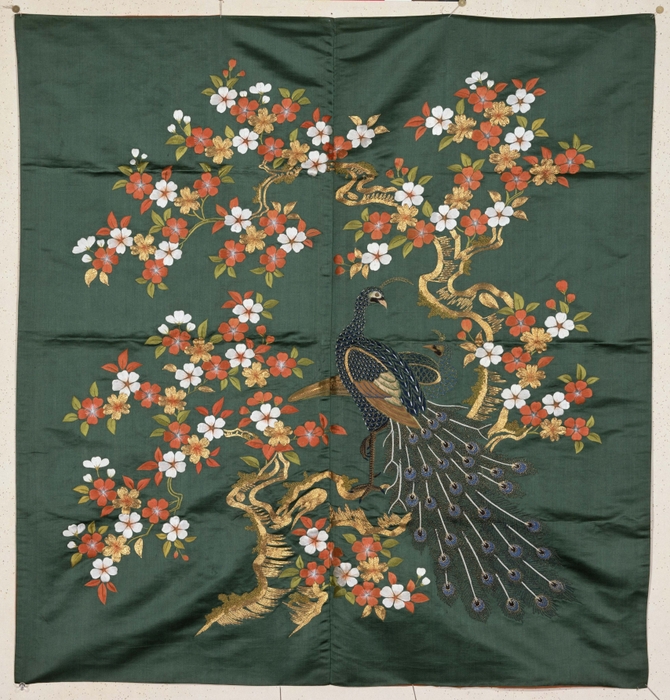 6. 袱紗 萌黄繻子地桜樹孔雀模様(ふくさ もえぎしゅすじおうじゅくじゃくもよう) 江戸時代・19世紀 3月7日(火)~4月23日(日) 本館10室にて展示
