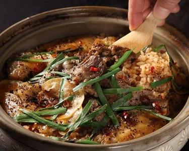 贅沢の極み！！A5黒毛和牛を出汁として使う！ するり流「究極！ガーリックステーキ炊き込みご飯」× 「うどんの唐揚げ」？！　新メニューを提供開始