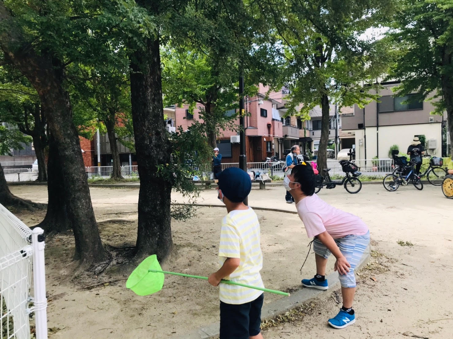 児童ホームつくし 屋外で遊ぶ子どもたち