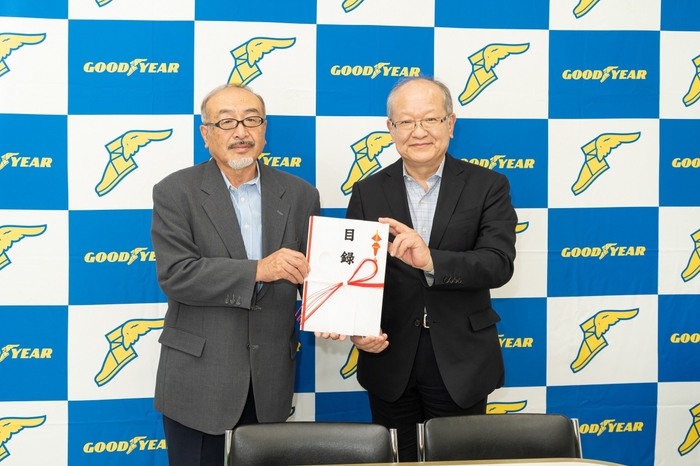 目録贈呈にて:白神山地を守る会代表 永井 雄人氏(左)/日本グッドイヤー代表取締役社長 金原 雄次郎(右)