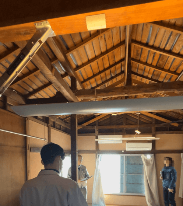 屋根裏調査の研修の様子(天井板は外してあります)