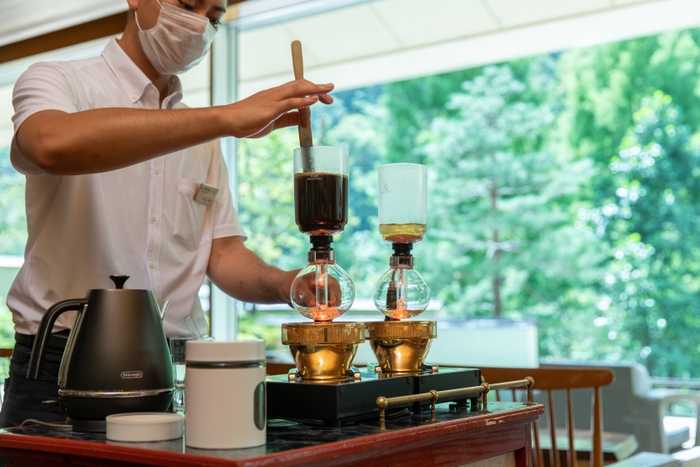 ゆづくしSalon一の坊 朝食後に「くつろぎSalon」でサイフォンコーヒーを実演提供