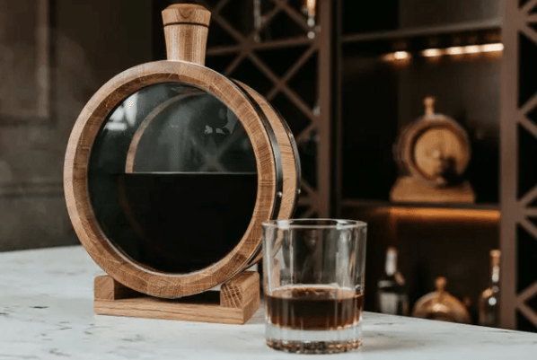 木樽の中で熟成することで、まろやかでリッチな口当たりを生み出します。 使えば使うほどお酒の成分が蓄積され、多様なフレーバーと極上の味わいに