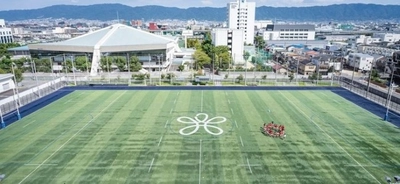 大学祭のフィナーレで500機のドローンが東大阪の夜空を彩る！　学校法人近畿大学創立100周年記念のドローンショーを実施