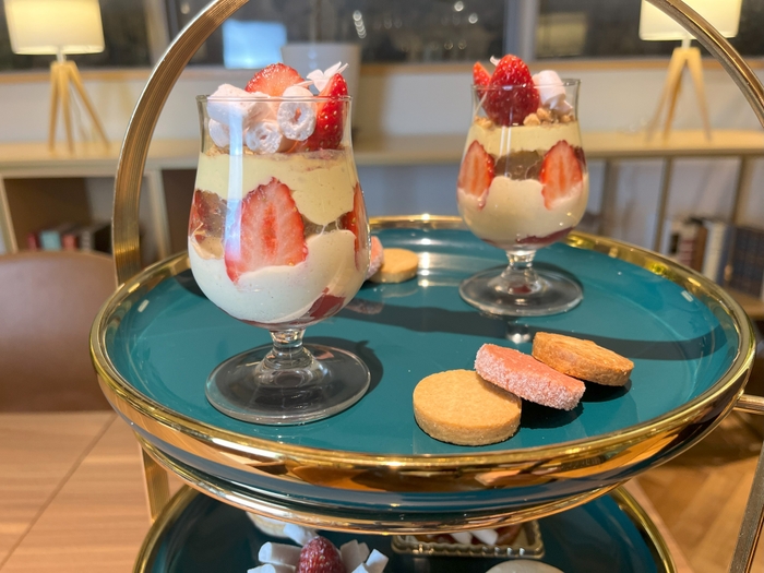 上段:いちごのミニパフェ、oNCHOCOクッキー